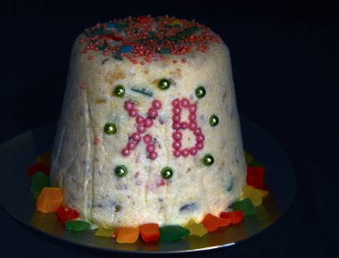 Siyah arkaplanda şenlikli curd paskalya