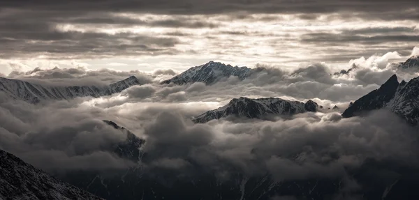 Sobre las nubes y las montañas — Foto de Stock