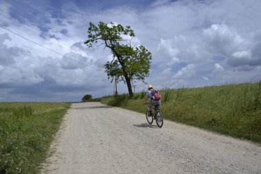 Köy yolunda bisikletle üstünde bir oğlan
