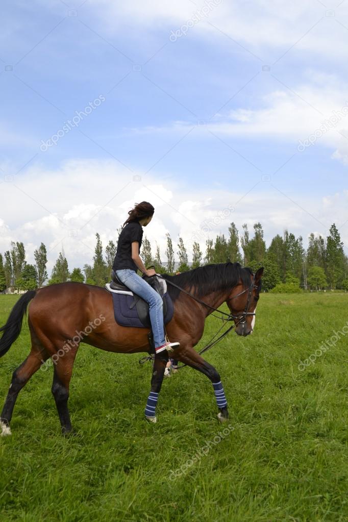 Chica montando un caballo