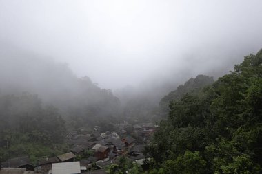 Derin vadideki köy sisle kaplı, Mae Kampong, Chiangmai, Tayland.