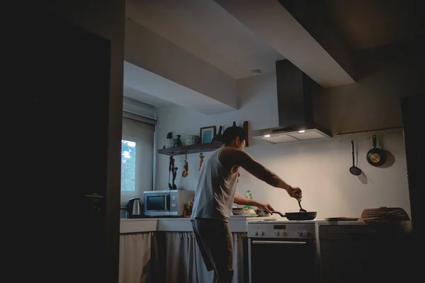 L'homme prépare le dîner dans la cuisine. — Photo