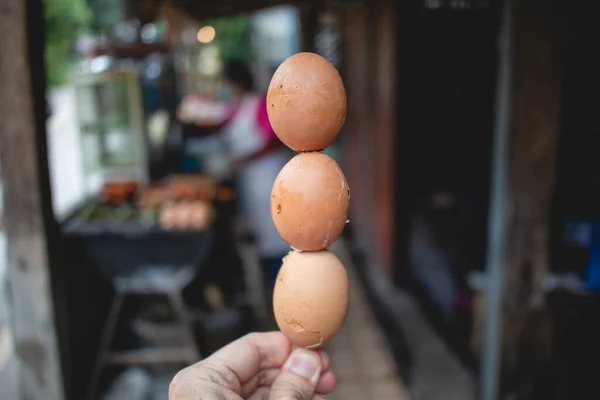 Thai Grilled Eggs Skewer se venden en la calle local Tailandia. — Foto de Stock