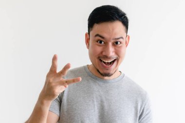 Şaşırmış yüz adam izole edilmiş beyaz arka planda numara işareti yapıyor..