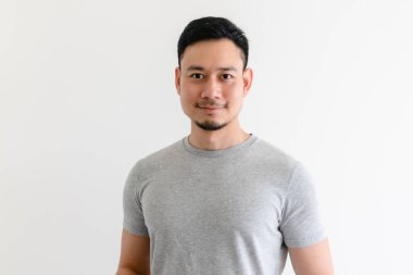 Gri tişörtlü mutlu ve kendine güveni tam bir adam..