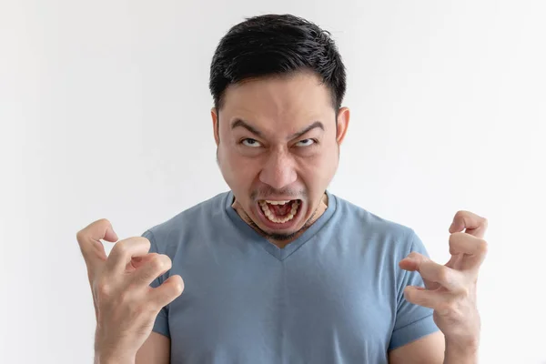 Cara enojada y loca del hombre en camiseta azul sobre fondo aislado. — Foto de Stock