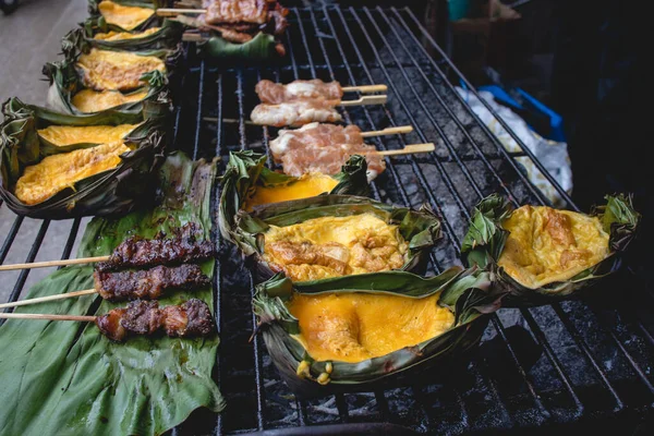 Khai Pam o huevo a la parrilla en hoja de plátano en el norte de Tailandia. — Foto de Stock