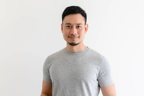 Gri tişörtlü mutlu ve kendine güveni tam bir adam..