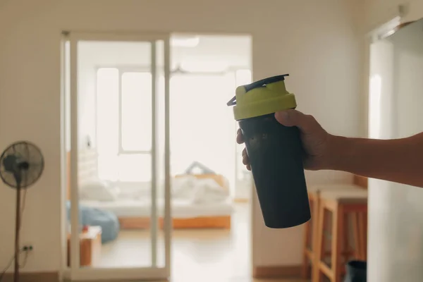 Abana a garrafa no quarto. Conceito de suplemento e dieta. — Fotografia de Stock