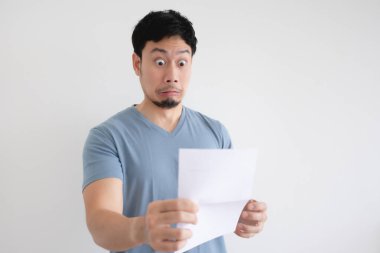 Adam, izole edilmiş arka planda elinde tuttuğu mektupla üzgün ve şoka uğramış..