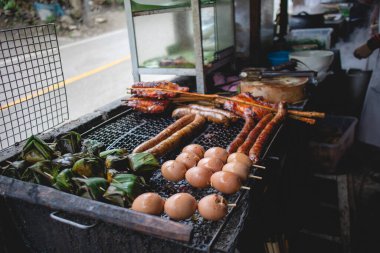 Tayland usulü ızgara yumurta şişi Tayland 'da satılıyor..