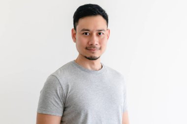 Gri tişörtlü mutlu ve kendine güveni tam bir adam..