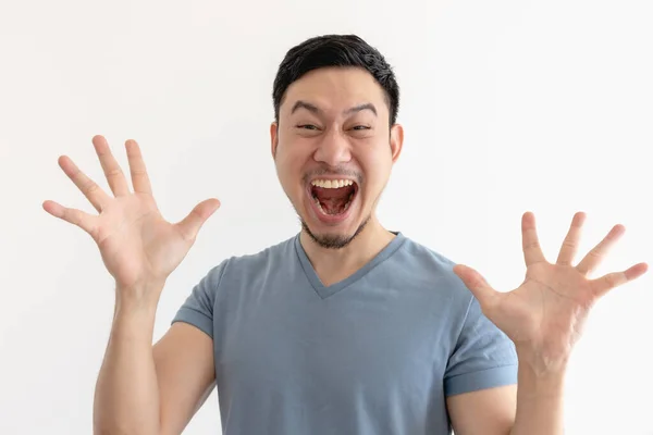 Sorprendida y asombrada cara de hombre en camiseta azul sobre fondo aislado. — Foto de Stock