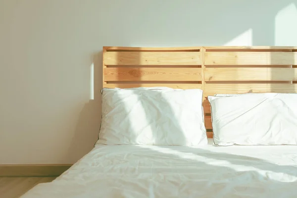 Loft dormitorio blanco con suave luz del sol de la mañana de invierno. — Foto de Stock