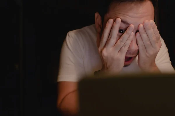 Chocado e surpreso cara engraçada de homem assistir o laptop sozinho à noite. — Fotografia de Stock