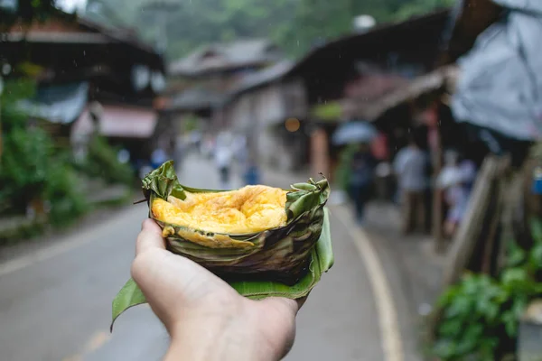 Khai Pam nebo grilovaná vejce s banánovým listem na místním severním Thajsku. — Stock fotografie