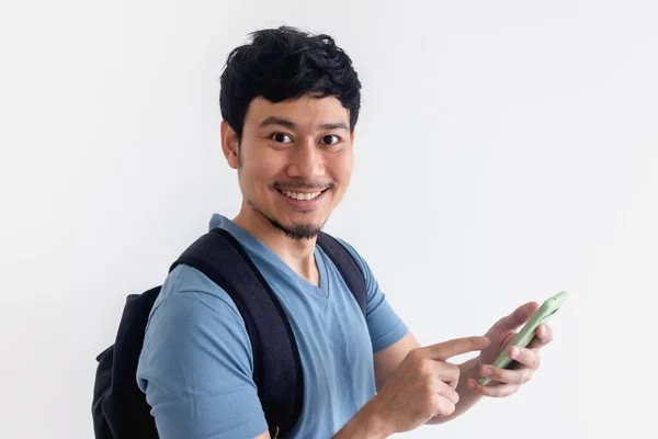 Человек путешественник с рюкзаком с помощью мобильного телефона приложение. — стоковое фото