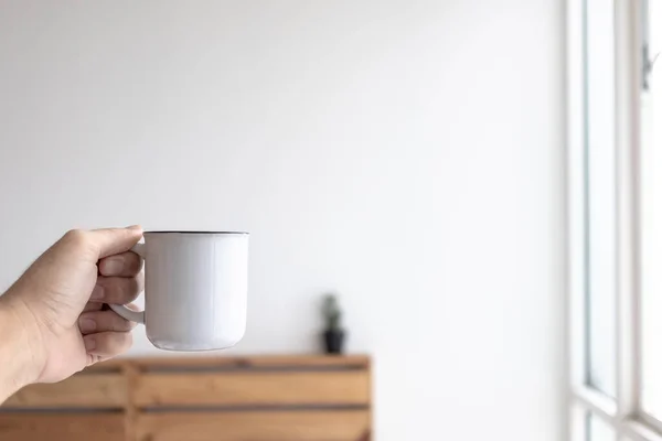 Caneca pequena branca de café em um quarto aconchegante branco. — Fotografia de Stock