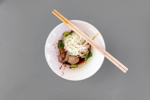 Thai noodle dry vermicelli with porks in tiny white bowl. — Stock Photo, Image