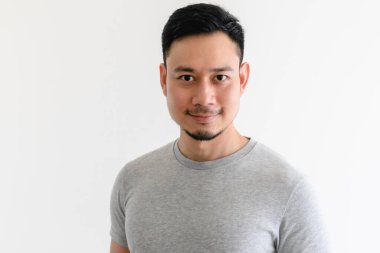 Gri tişörtlü mutlu ve kendine güveni tam bir adam..