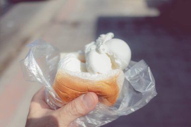 Tayland hindistan cevizli dondurma ve yumuşak ekmek. Çok popüler Tayland tatlıları..