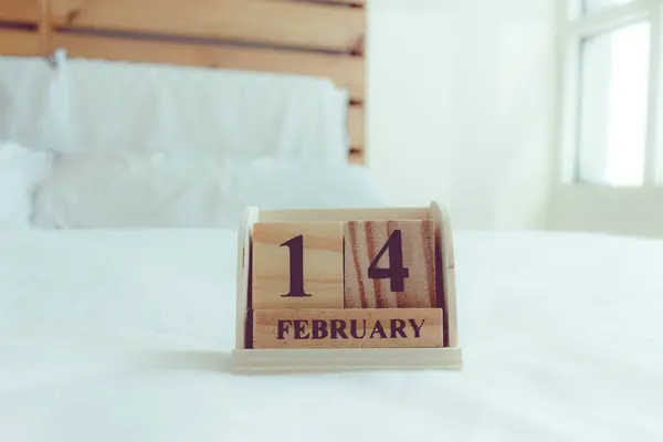 Cube med text 14 Februari på vit säng i begreppet Valentine. — Stockfoto