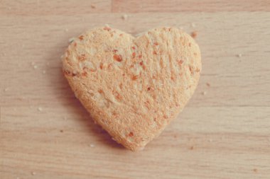 Ekmek kalp şeklinde kesilmiş. Sevgililer Günü 'nde sevgi ve ilgi kavramı.