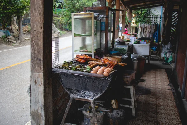 Thai Grilled Eggs Skewer vender na rua local Tailândia. — Fotografia de Stock