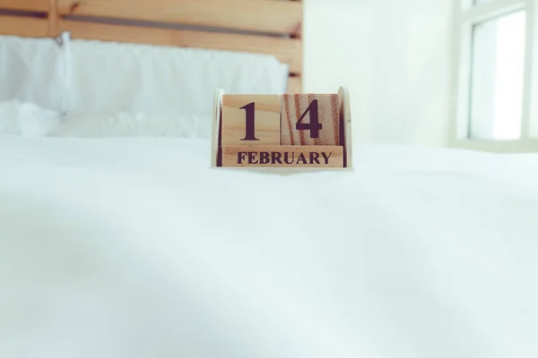 Cubo con texto 14 Febrero en cama blanca en el concepto de San Valentín. —  Fotos de Stock