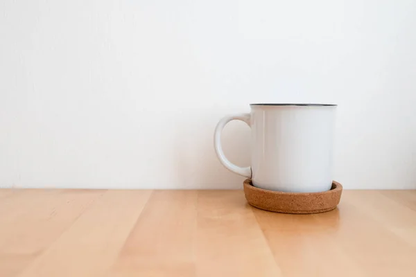 Taza de café caliente blanco en mesa de madera con espacio para copiar. — Foto de Stock