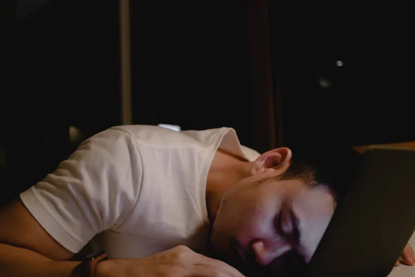 Чоловік спить на ноутбуці, працюючи пізно вночі. Поняття втомленого . — стокове фото