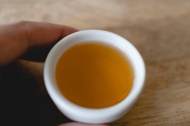 Çin çay fincanında sıcak çay ya da masada Gaiwan..