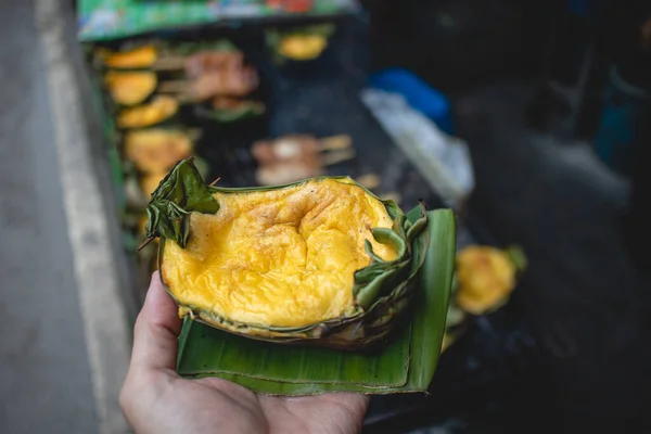 Khai Pam o huevos a la parrilla con hoja de plátano en la zona norte de Tailandia. — Foto de Stock