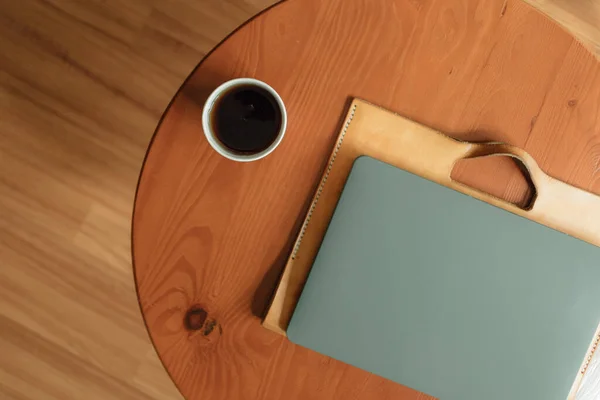 Бумажная чашка и ноутбук на столе. Концепция работы на дому. — стоковое фото