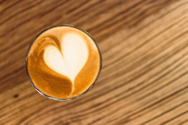 Latte kopi dengan hati. Konsep cinta dan valentine. — Stok Foto