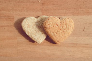 Ekmek kalp şeklinde kesilmiş. Sevgililer Günü 'nde sevgi ve ilgi kavramı.