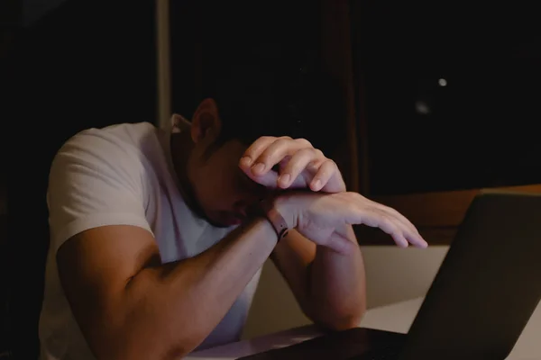 Man sleep on the laptop while working late at night. Concept of tired. — Stock Photo, Image