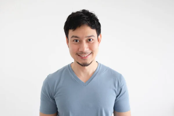 Retrato de homem feliz em camiseta azul em fundo branco isolado. — Fotografia de Stock