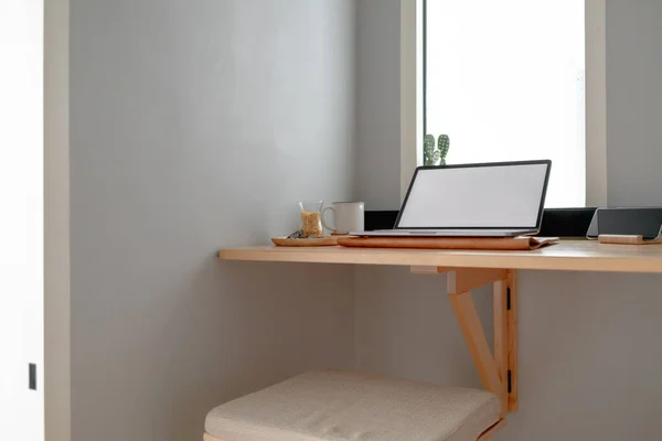 Ordinateur portable blanc vide sur un bureau en bois. — Photo