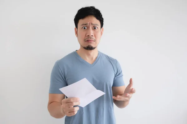 Mann ist traurig und schockiert über den Brief in der Hand vor isoliertem Hintergrund. — Stockfoto