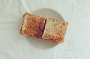 Asgari ev yapımı ekmek ve fotokopi alanı.