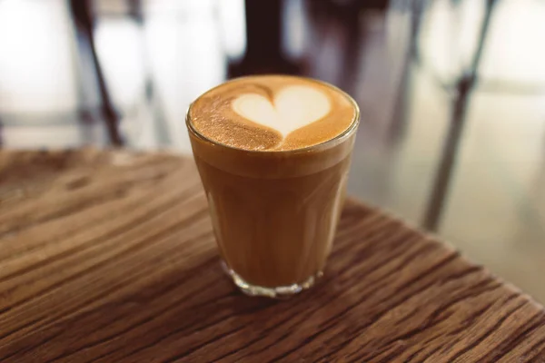 Latte kopi dengan hati. Konsep cinta dan valentine. — Stok Foto