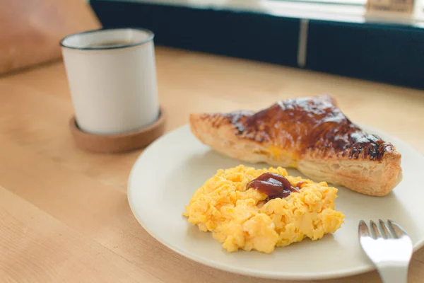 Ensemble de tarte sandwich maison avec oeuf brouillé et café noir. — Photo