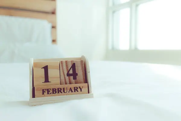 Cubo con texto 14 Febrero en cama blanca en el concepto de San Valentín. —  Fotos de Stock