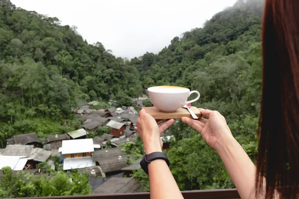 Xícara de café em pequena aldeia no vale, Mae Kampong, Chiangmai, Tailândia. — Fotografia de Stock