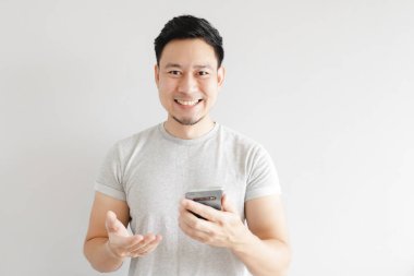 Adam akıllı telefondaki başvurudan memnun..