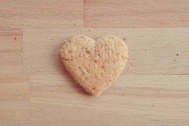 Ekmek kalp şeklinde kesilmiş. Sevgililer Günü 'nde sevgi ve ilgi kavramı.