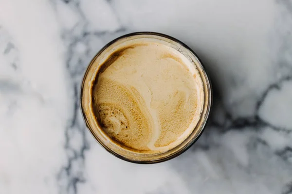 Kopi Latte kotor dengan tekstur marmer di atas kopi dan meja. — Stok Foto