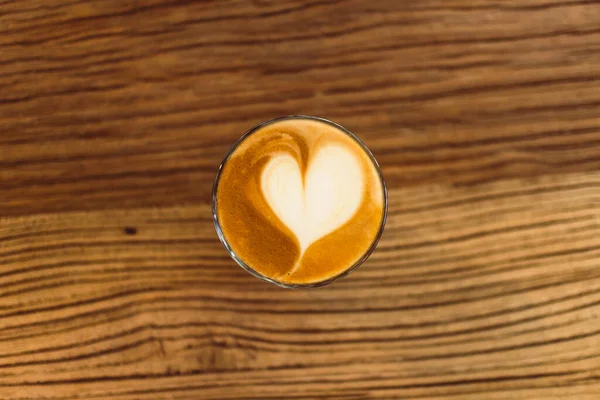 Caffè Latte con cuore. Concetto di amore e San Valentino. — Foto Stock