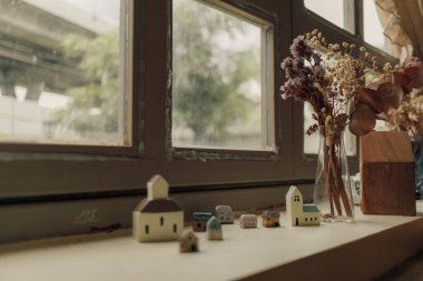 Pencerelerin kenarına dekore edilmiş küçük ev.